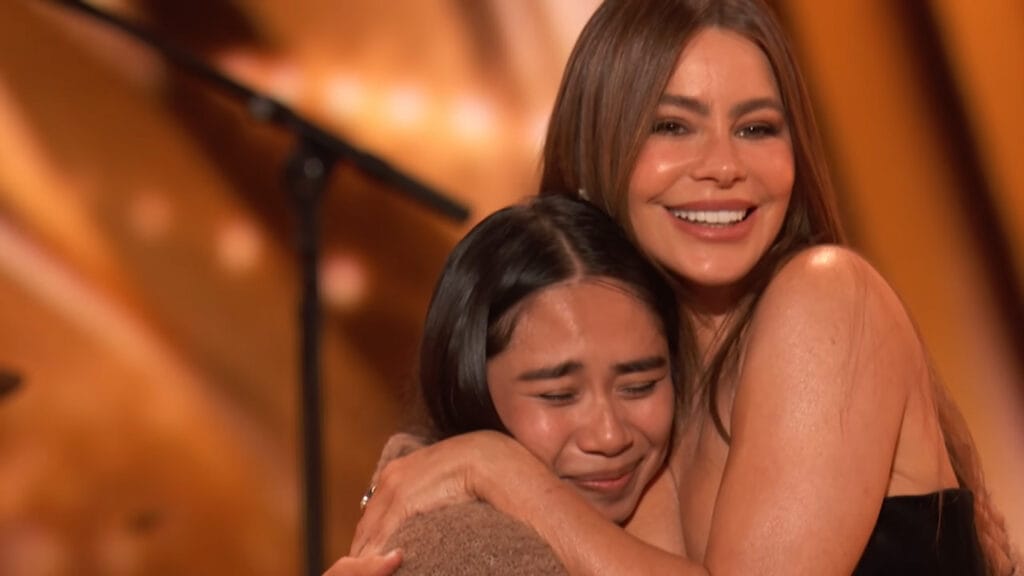 Jessica Sanchez hugged by Sophia Vergara