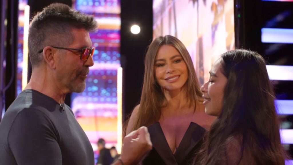 Simon Cowell, Sophia Vergara joined Jessica Sanchez in the back stage